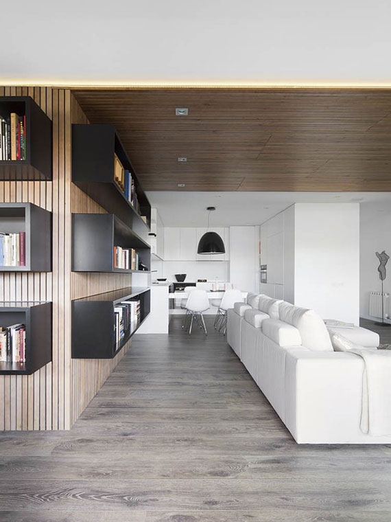 b4 Minimalistisk lägenhet med massor av bokhyllor designade av Susanna Cots i Barcelona