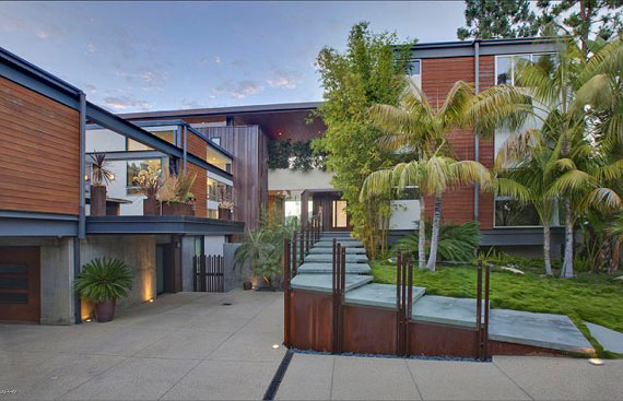 c5 home on Lake Hollywood Designad av Mills Studio