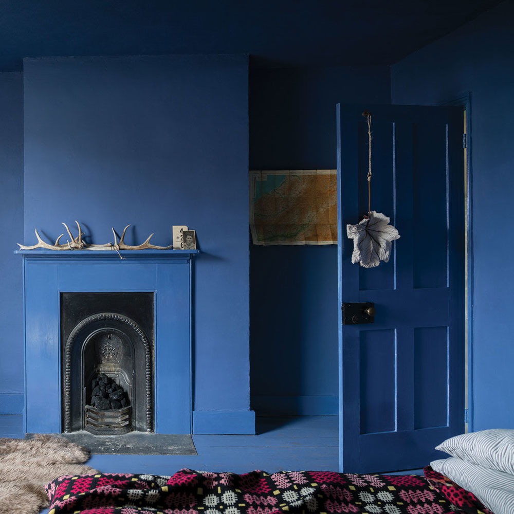 A-sovrum-målade-i-pitch-by-Farrow-ball blå sovrum design idéer att prova i ditt hem