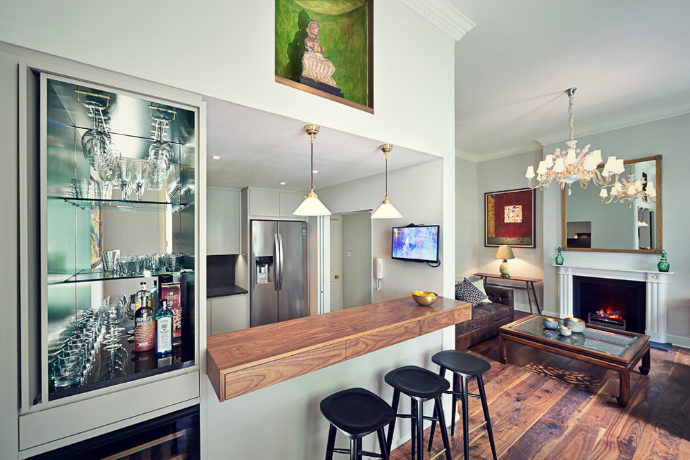 Central-London-lägenhet-av-Sarah-Fortescue-Design frukostbar: bord, pall och designidéer