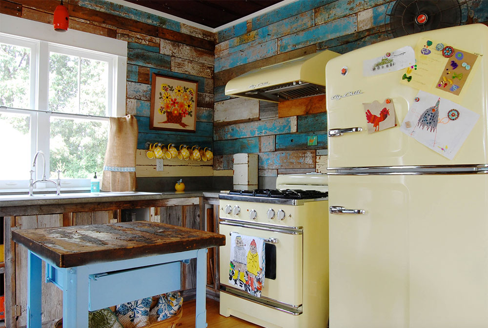 Färgglada-vintage-finner-fyll-en-chic-modern-bondgård-av-Corynne-Pless Gult kök: dekor, mattor, tillbehör och idéer