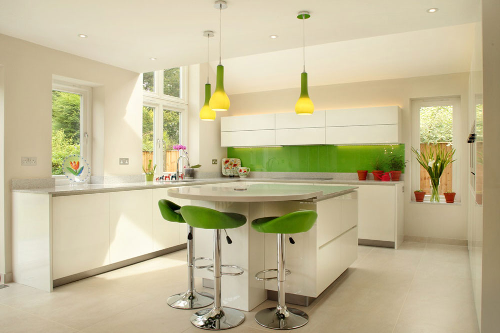 Samtida-vitt-kök-med-ett-stänk-grönt-av-design-A-Space-kök-sovrum-interiör Grönt kök: idéer, dekor, gardiner och tillbehör