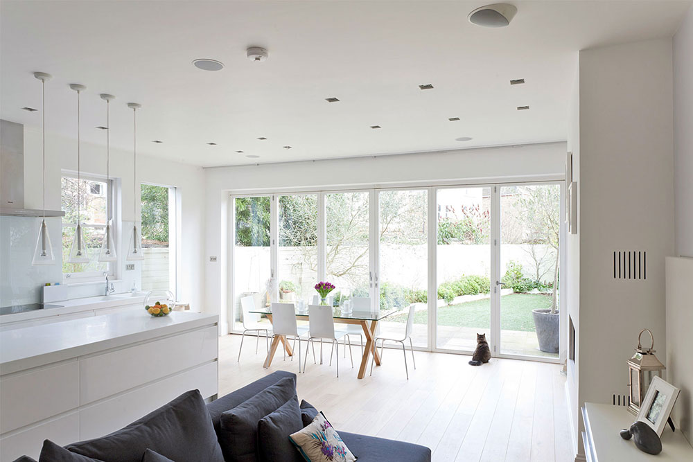 A-Crisp-White-Home-homedsgn.com_ Experttips för att öka ditt fastighetsvärde
