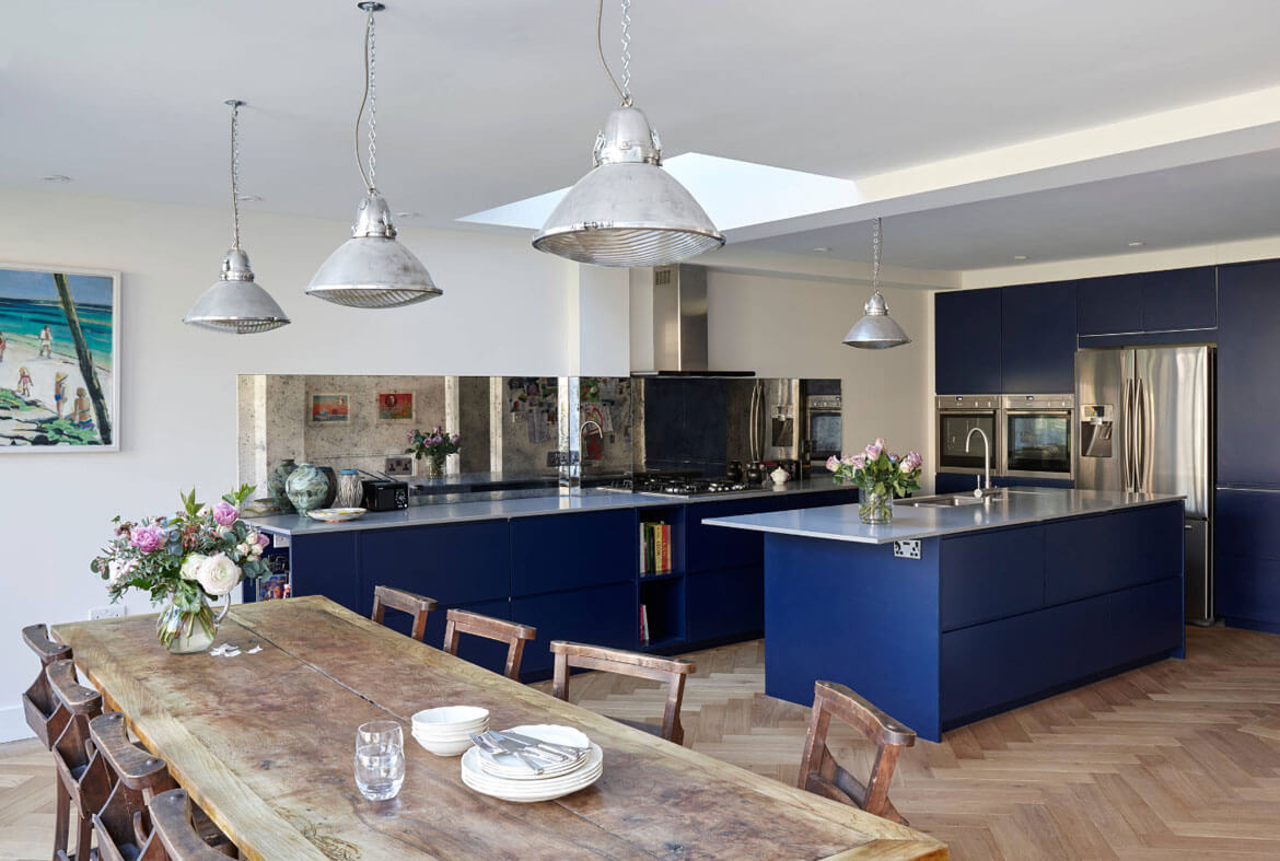 Omfattande blått kök