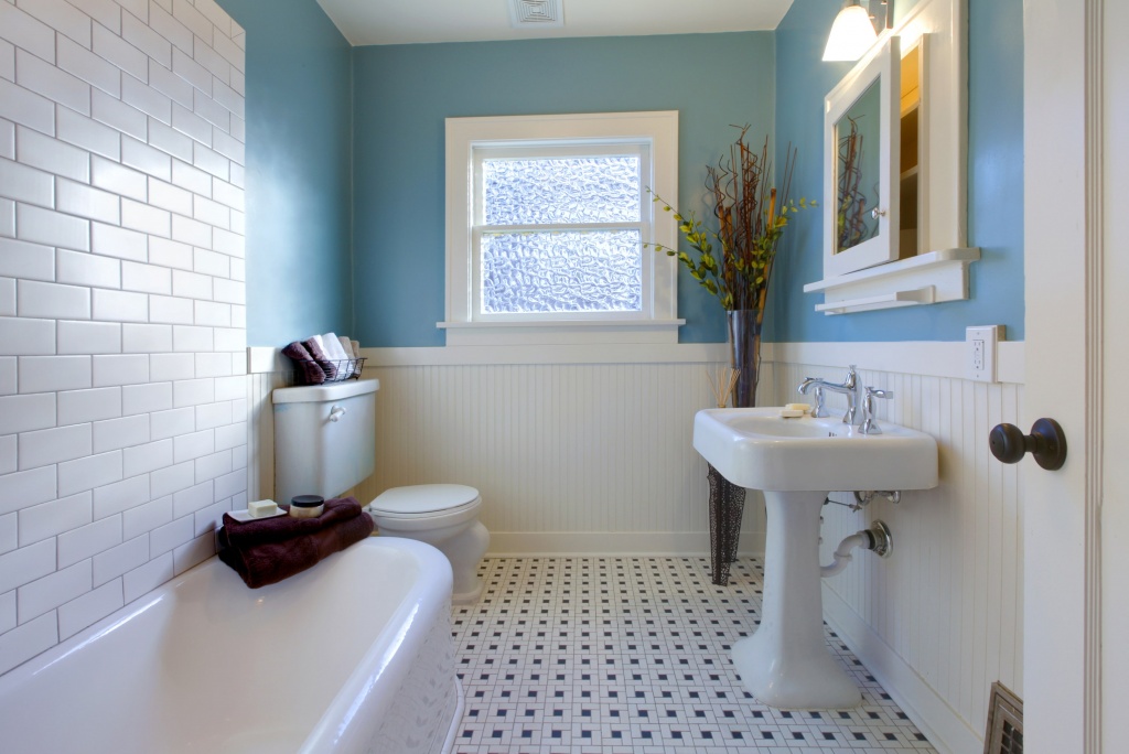 Trevligt badrum i blått och vitt