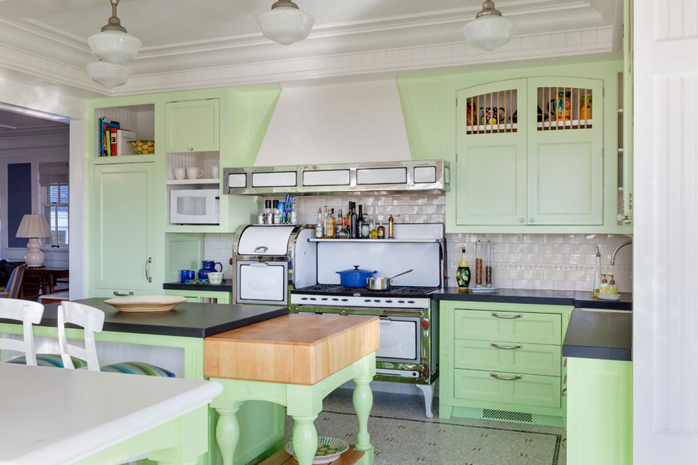 Uppdaterad-Antik-Clapboard-Style-Summer-House-by-Benson-Interiors-Inc.  Grönt kök: idéer, dekor, gardiner och tillbehör