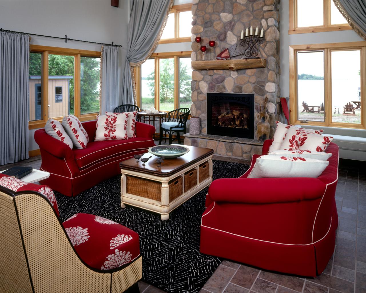 Vackra röda soffa vardagsrum idéer