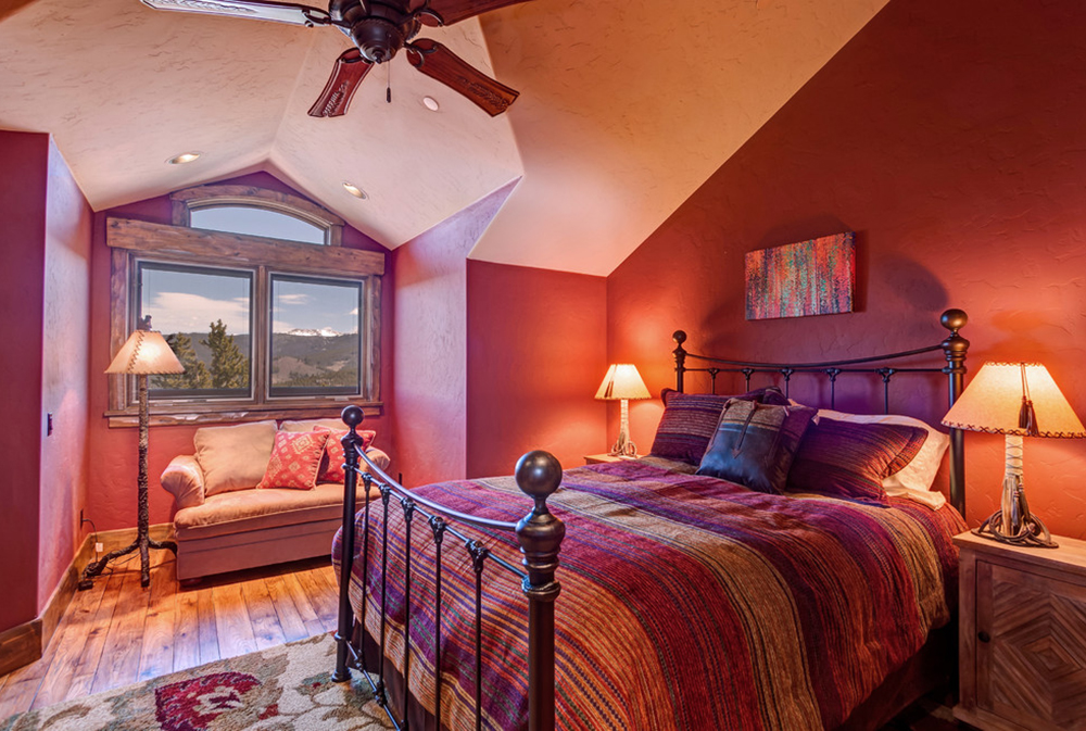 Breckenridge-Discovery-Hilltop-Custom-Home-by-Apex-Mountain-Homes Röda sovrumsidéer: dekor, väggar, färg och möbler