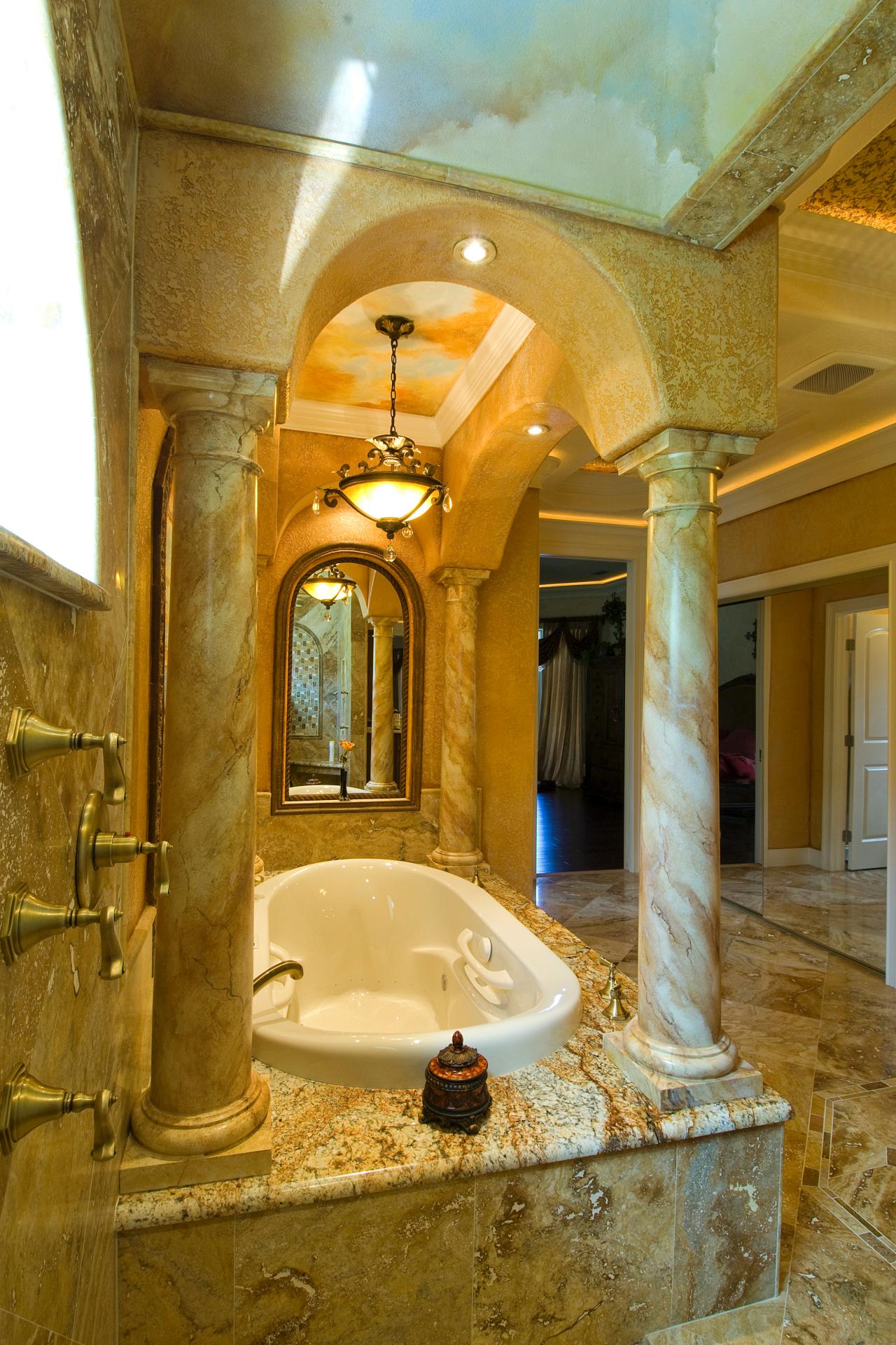 Ljus toskanskt badrum