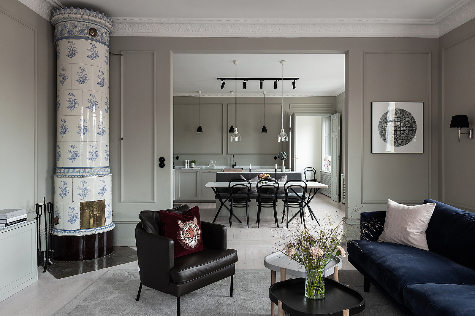 Elegant och bekvämt hem med en blandning av moderna och rustika stilar