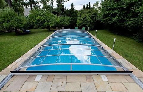 För- och nackdelar med att ha en pool i din trädgård