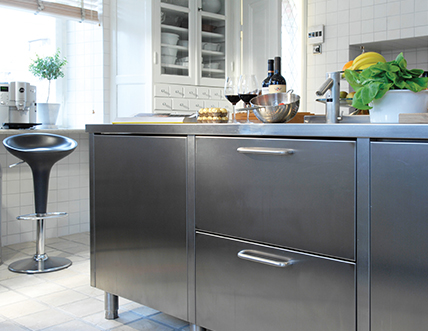 Köksskåp av metall: möbler i rostfritt stål för ditt kök