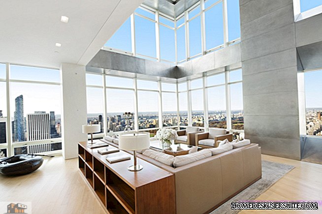 Lyxig takvåning som ser ut som en modern glasskulptur från utsidan